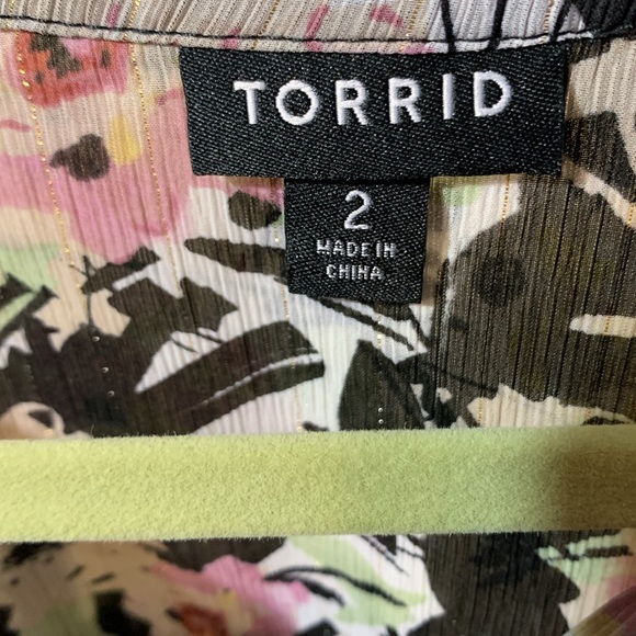 #264 size 2,Torrid Black & Pink Floral button down Blouse w/ golden strands - Picture 2 of 4